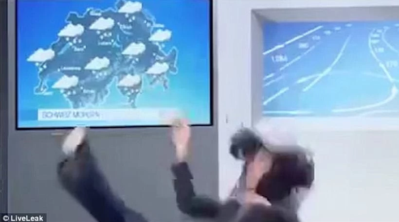 Επική τούμπα για κορίτσι του καιρού σε κανάλι της Ελβετίας (βίντεο)